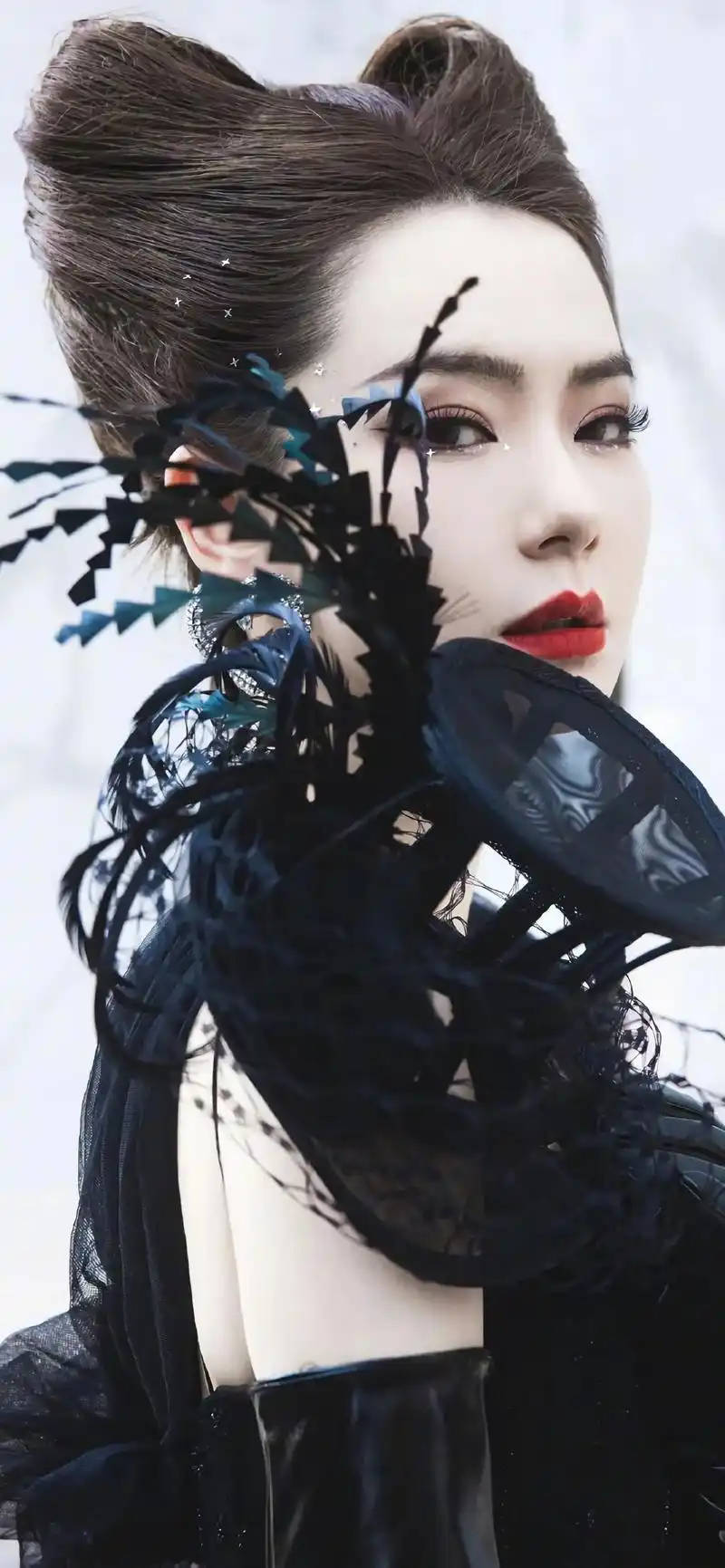 明星壁纸分享「戚薇」.#又美又飒 #美出高级感 #明星 #戚 - 抖音