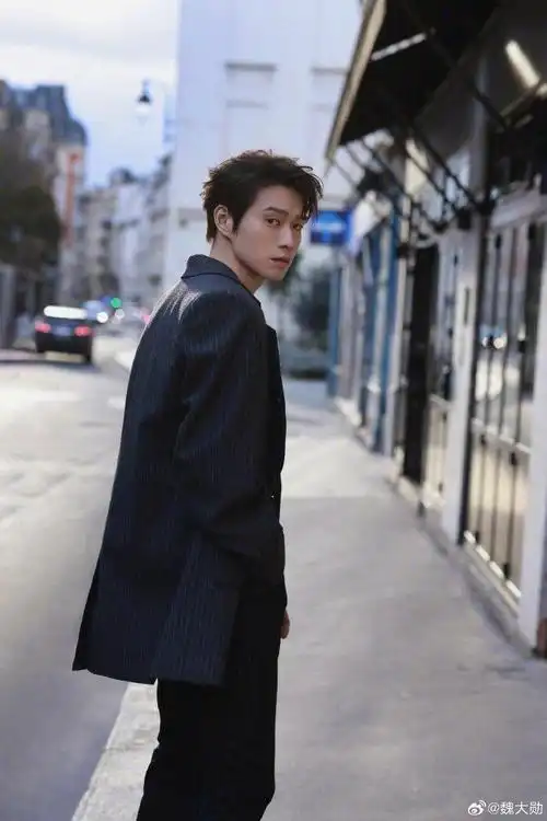 魏大勋 西装的神 哥你这身真的绝了,氛围感直接拉满了