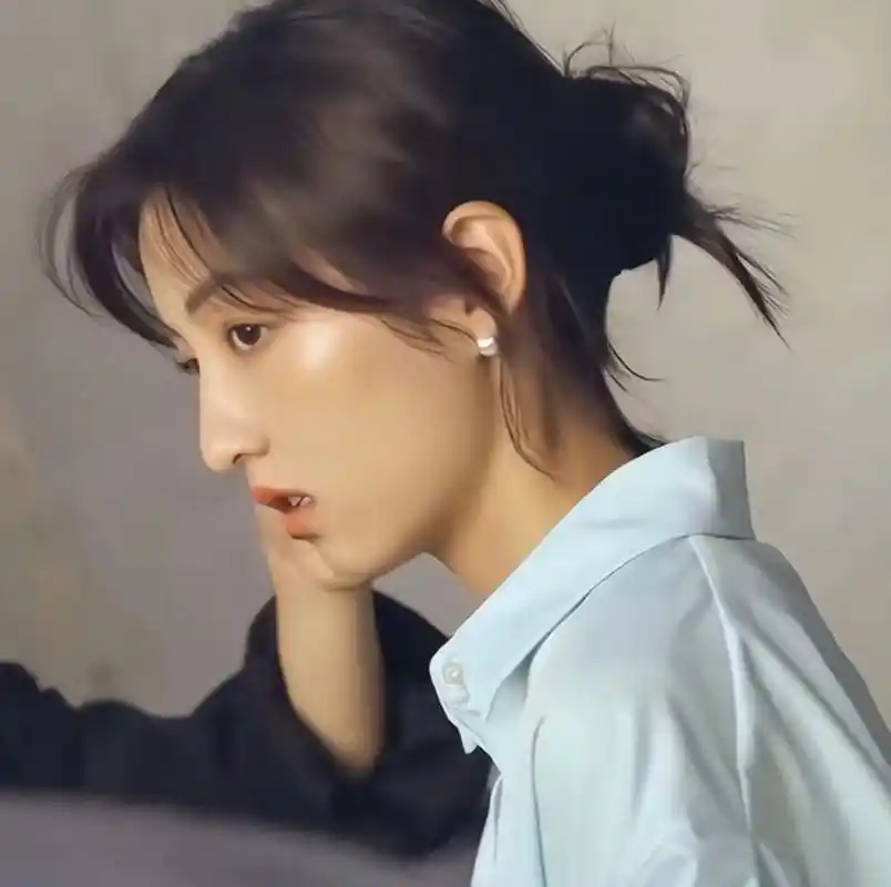 张子枫为代言品牌拍大片,侧脸再现名品鼻子,这是她五官之中最加分的