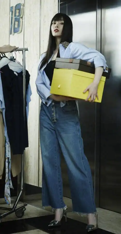 宋轶海边漫步也不忘健身伸臂时意外秀出柳腰好身材全靠练