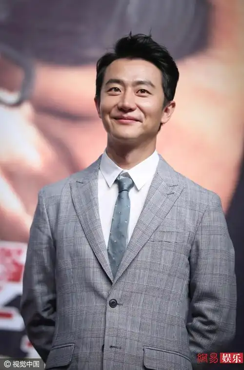 黄轩小西装帅气亮相上海 暖男微笑迷人