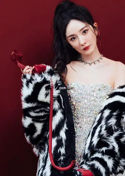 杨幂跨年晚会皮草搭配亮片超短裙辣妹来啦