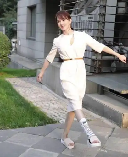 胡静真敢穿!上面开好大,网友:但那条线还是没能撑起来!