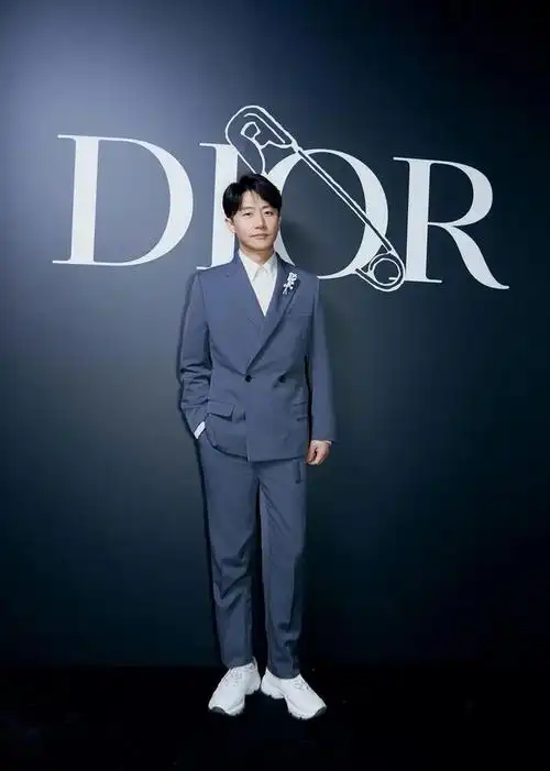 换上一双经典的皮鞋,内搭白衬衫造型就显得很严谨,在黄轩的造型中领子