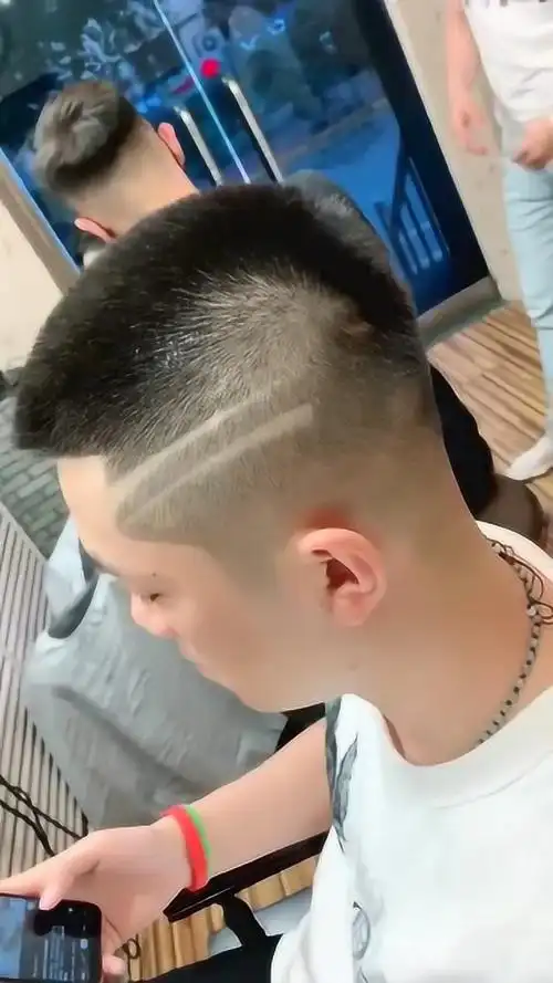 夏季男生去理发店换一款刻痕寸头发型比原来的发型帅多了