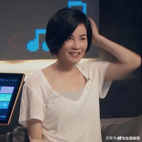 王菲ktv直播短发造型干净利落,音色依旧清澈干净,状态超好!