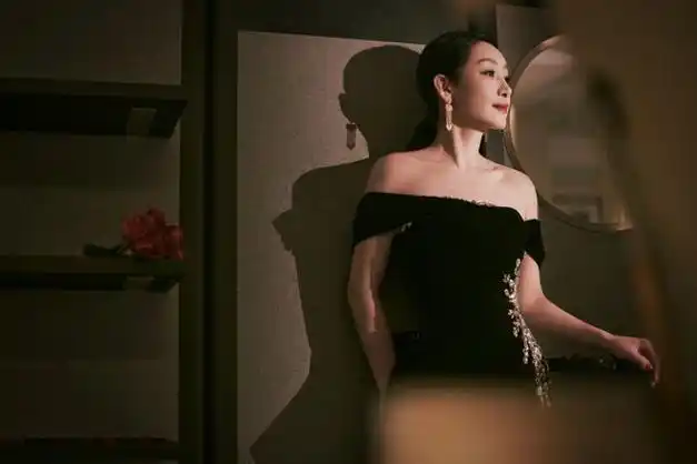 静谧中不失优雅,秦海璐的每一个动作都充满了魅力和韵味.