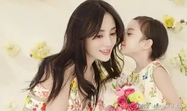 李小璐在家给甜馨做饭穿白色t恤素颜下厨少女范儿十足