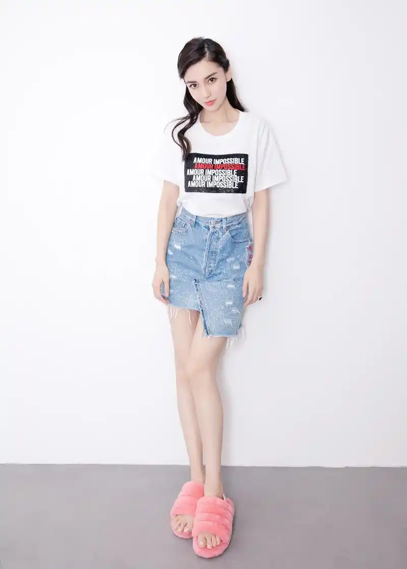 angelababy最新街拍 甜笑可人尽显青春活力