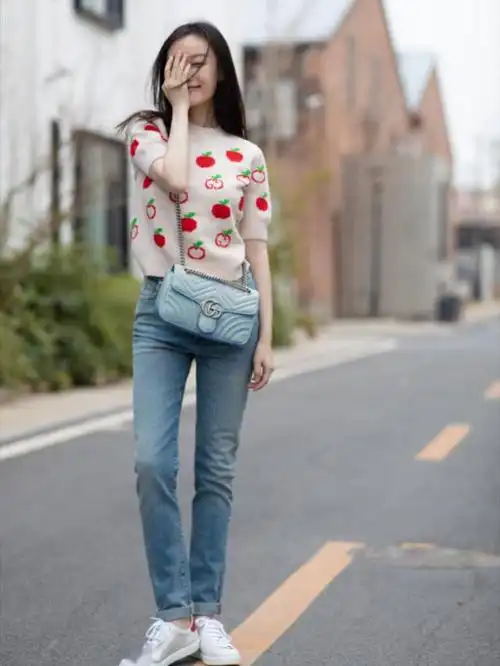 倪妮最新出街穿搭好亮眼穿针织衫配牛仔裤高挑身材惹人羡