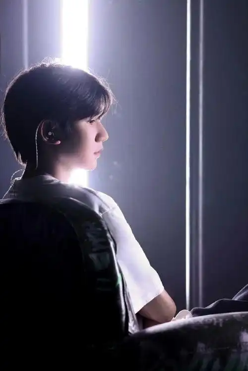 王源白t彩排##王源光影侧颜