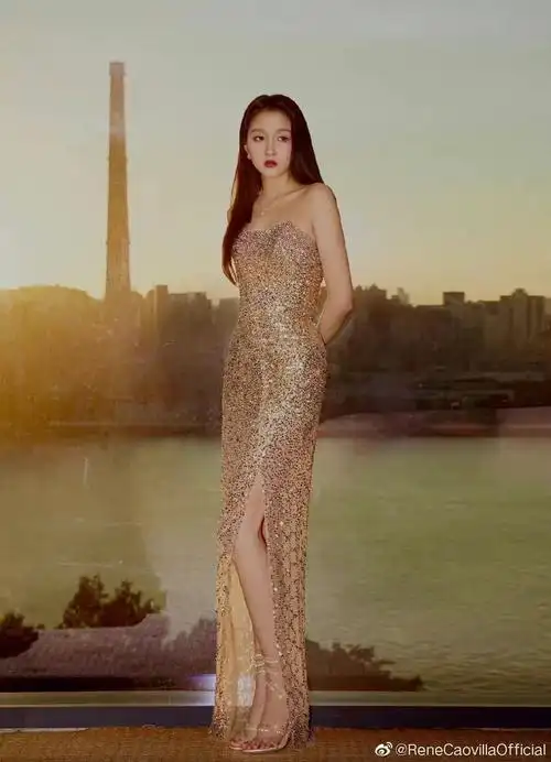 关晓彤以渐变金色开叉长裙搭配同色系凉鞋