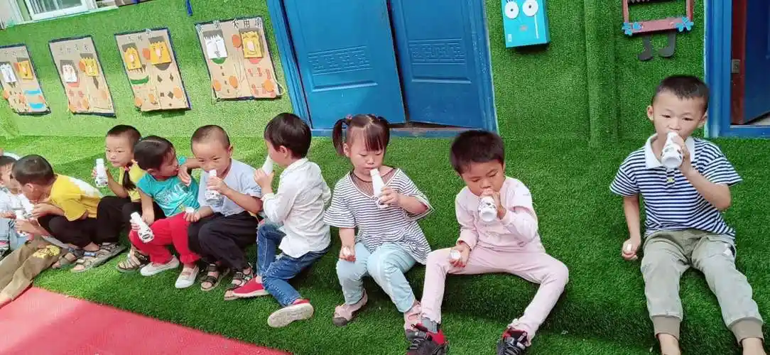 小朋友们最喜欢的的喝牛奶时间到啦!