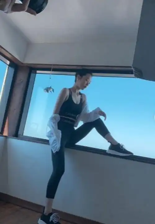 韩国女艺人雪莉sns发近照秀清纯美貌