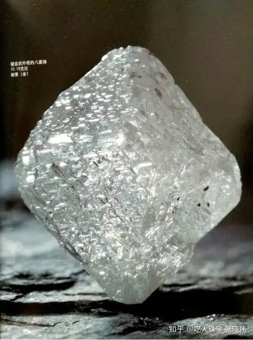 对钻石原石的加工,并不是拿到手上就直接开始,而要先经过工匠的设计