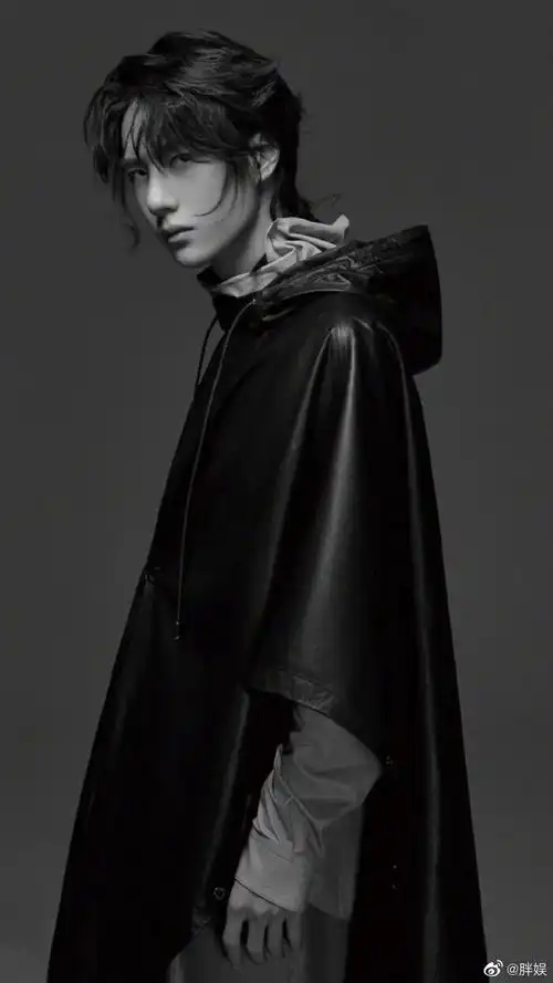 暗色系色调的王一博穿搭有型时尚精致