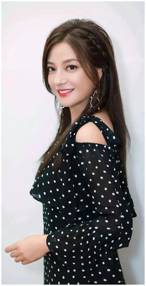 45岁赵薇烟瘾太大遭偷拍,吞云吐雾动作熟练,暴瘦一圈裤子显松垮__财经