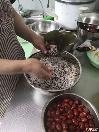 家庭自制包粽子喽!