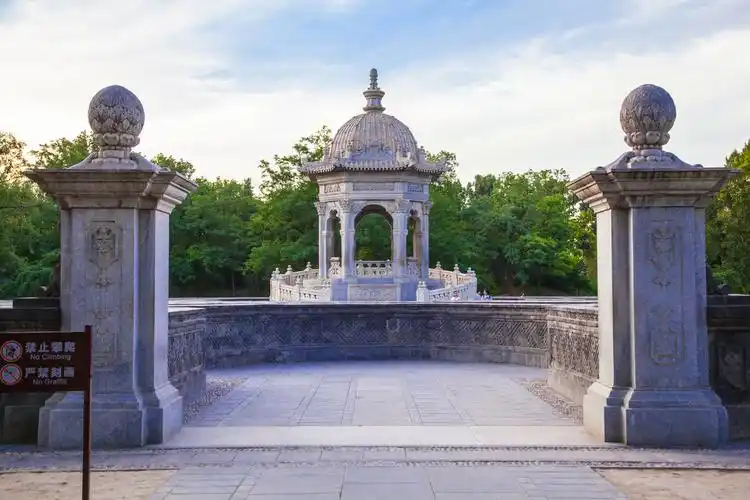 由圆明园及其附园长春园和绮春园(后改名万春园)组成,也叫圆明三园