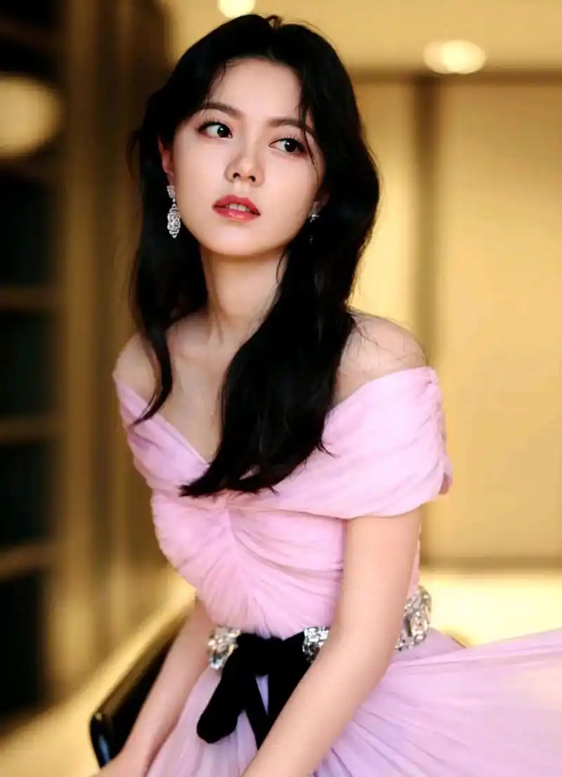 赵今麦粉色露肩礼服裙造型甜美迷人#娱乐大赏# #明星的那些神图