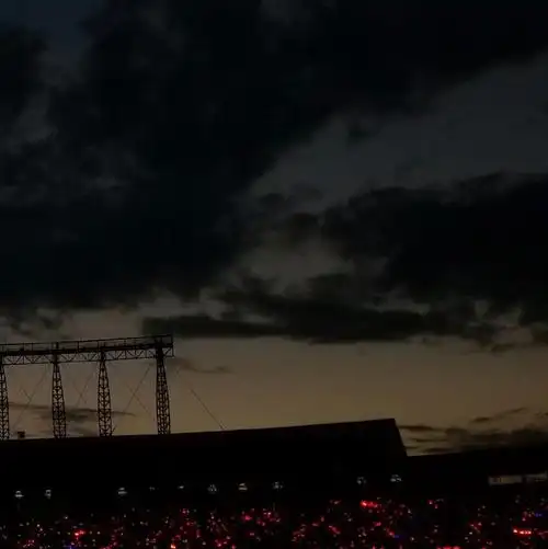 易烊千玺超话图1是五周年那晚易烊千玺在ins发的所谓的"红海"图,"灯牌