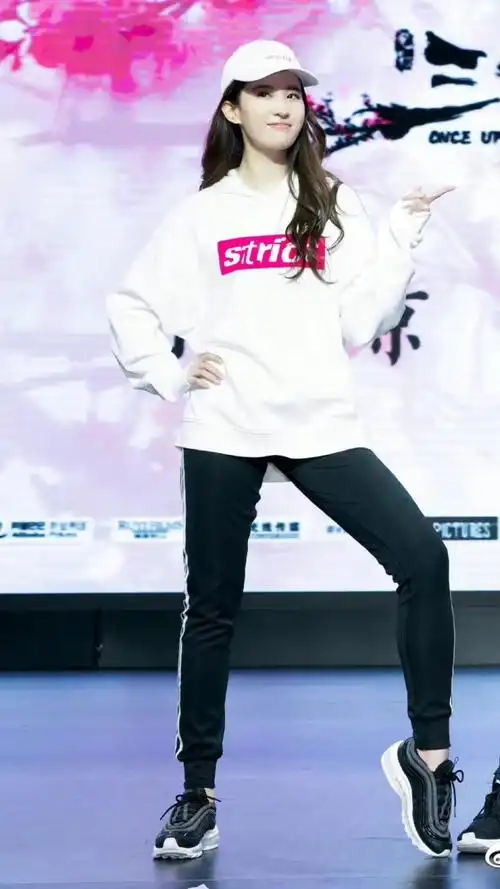 刘亦菲出席活动大秀舞艺,穿白色卫衣配休闲裤,随性舒适又好看