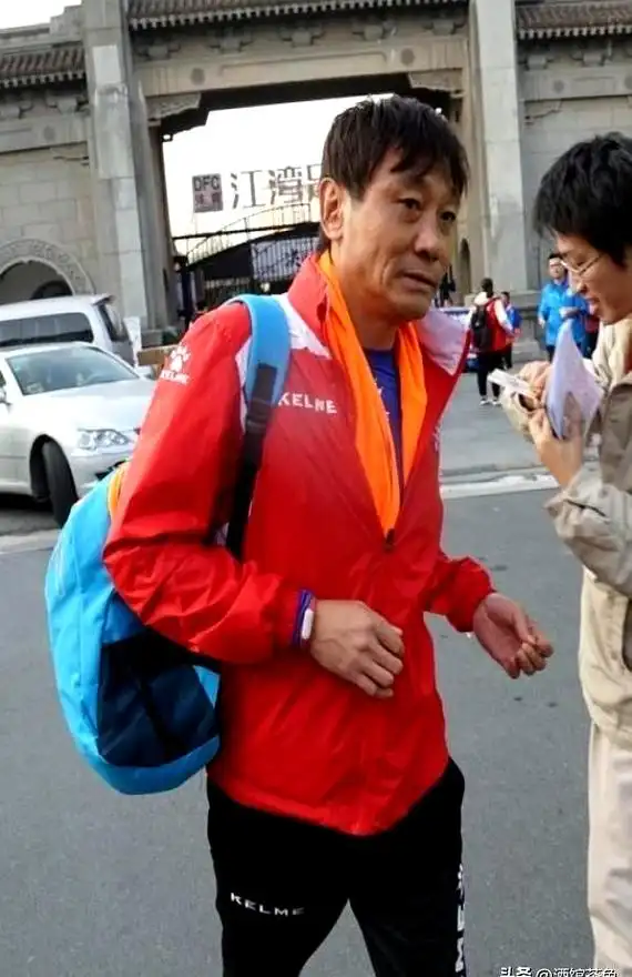 前国脚高峰现状:54岁很沧桑,妻子也是运动员,儿子高兴和继父亲