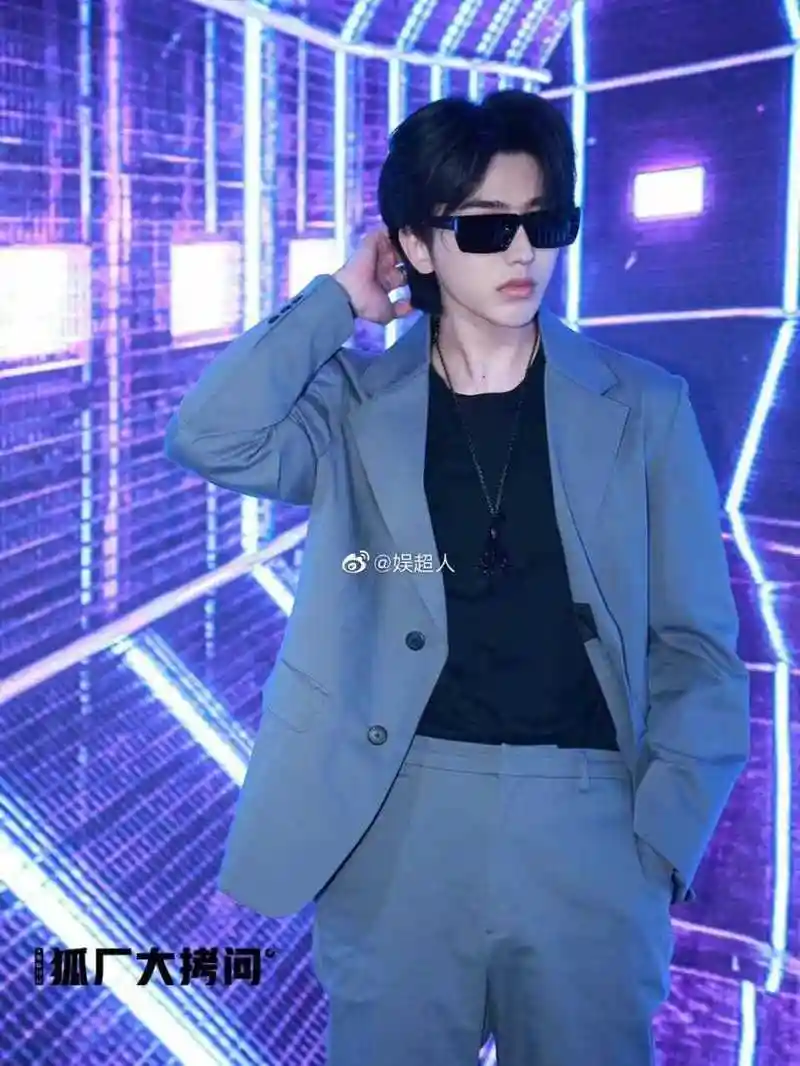 蔡徐坤,张子枫出席prada活动图,看看两个人的状态如何