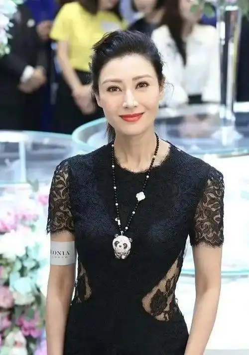 不愧是最美港姐李嘉欣穿蕾丝小黑裙明艳撩人性感却不俗