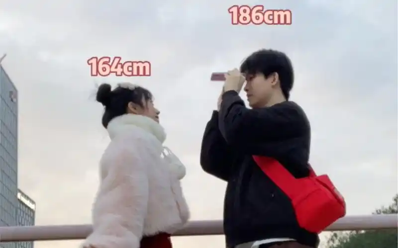 身高差20cm的情侣穿搭有多好看.