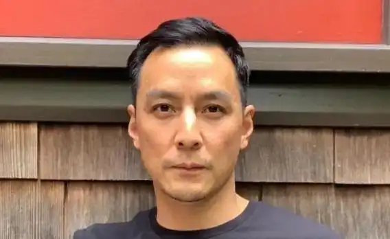 大众男神吴彦祖也老了?照片被指头发稀疏,留胡子略显憔悴!