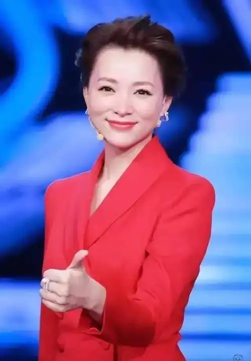 照理来讲,董卿作为央视主持人,她的国籍应该是没什么问题的,作为央视