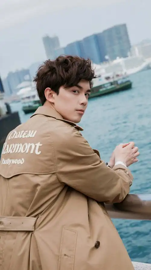 >首页>手机壁纸>明星>吴磊帅气风衣写真手机壁纸> ( 3 / 9 ) 2020-09