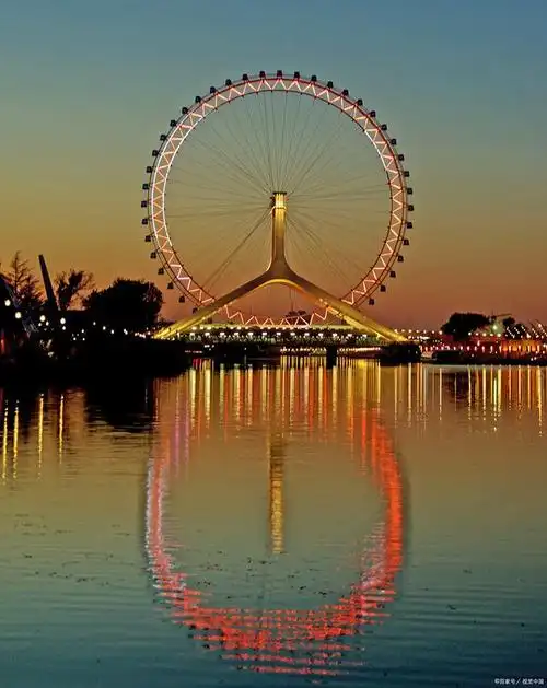 天津之眼:浪漫夜色中的观景乐园