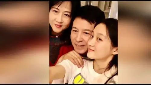 关晓彤大方晒一家三口合影 素颜出镜完全不惧怕镜头