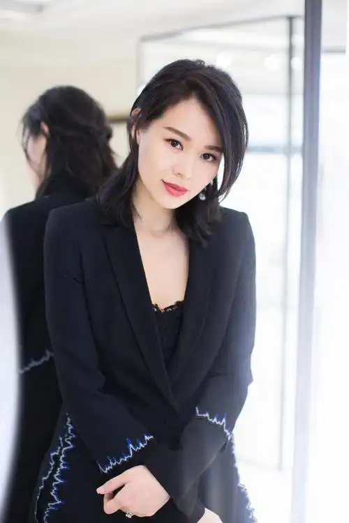 回顾演员胡杏儿我这辈子正确的决定就是为普通丈夫生三个儿子