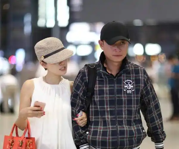 甚至还有人认为文章和马伊琍在一起完全是男方想要借着女方的地位成名