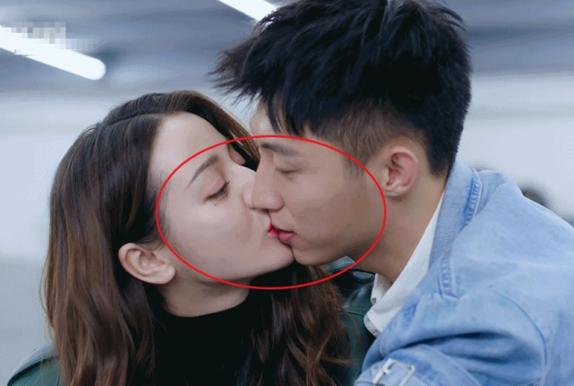 迪丽热巴黄景瑜拍吻戏,导演喊停后两人嘴唇颜色抢镜,有意思了