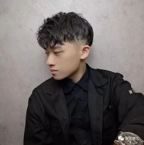 男生夏季流行两边铲发型清爽又帅气这四款很值得去剪