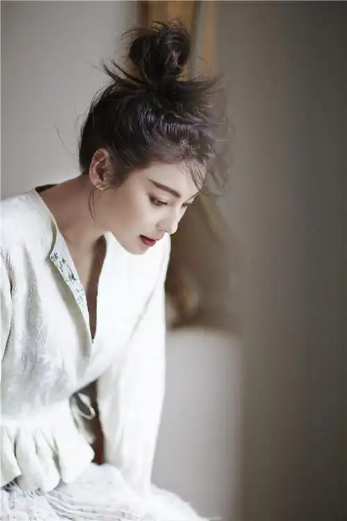 张雨绮的盛世美颜果然让人惊艳,这精致的五官,唯美的侧脸,每次看到,都