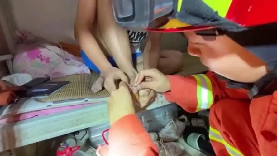 男子大脚趾被锁锁住消防员救援时灵魂拷问你洗脚没有