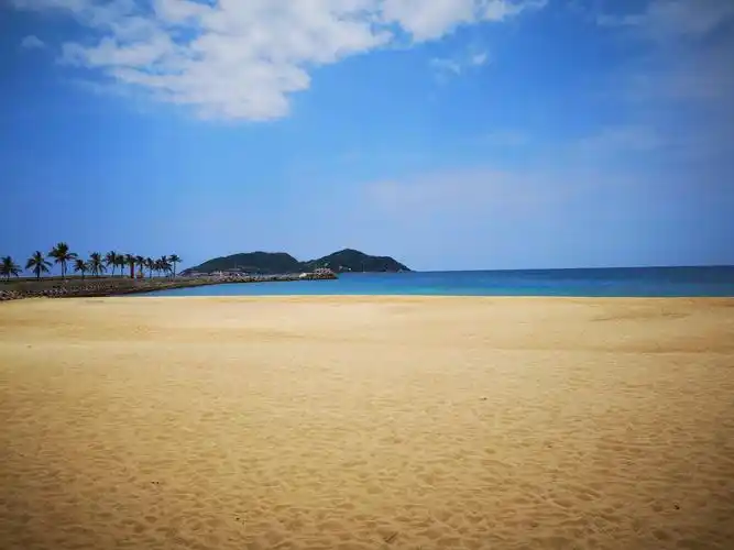 与分界洲岛隔海相望的岸边的沙滩也是美得让人羡慕,沙子在烈日炎炎下