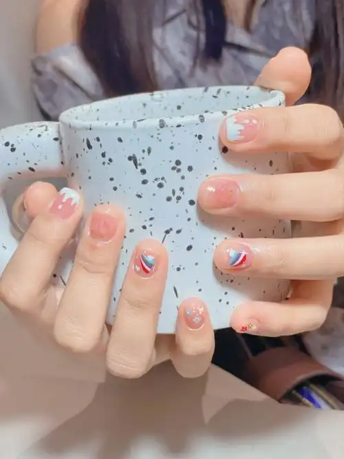 可爱短款显白彩虹美甲