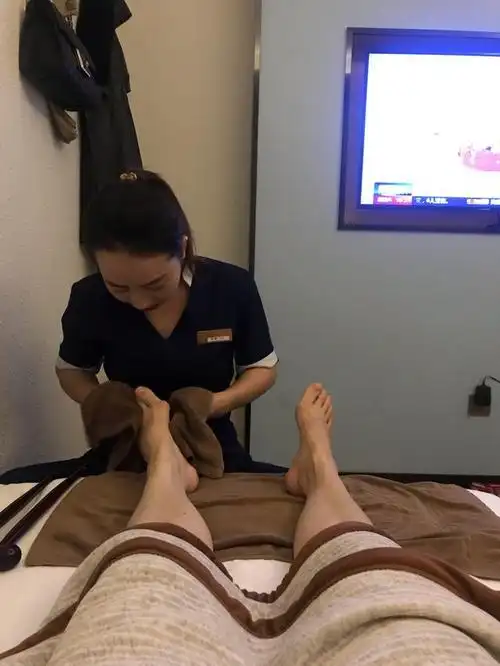 85岁老人做足疗花掉40万技师服务好多给点钱正常