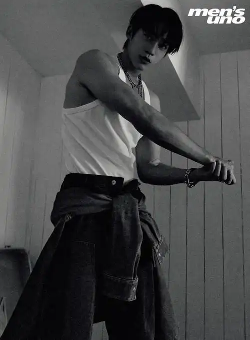 灰色t恤,叼着小草,弥漫着浓沉的少年气!