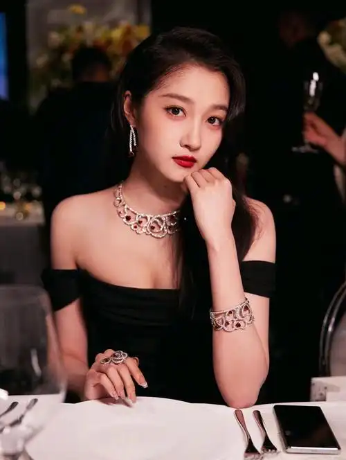 关晓彤黑色抹胸连衣裙优雅写真