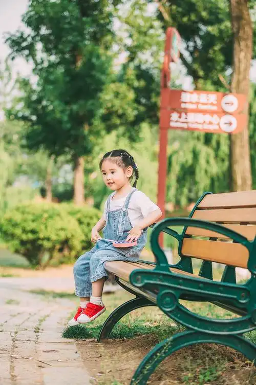 z阿振会点摄影7的儿童摄影作品《可爱的小姑娘》