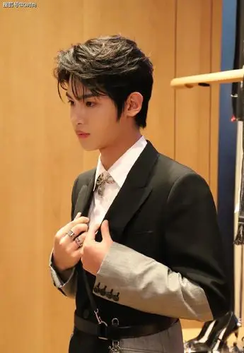 黄明昊身着黑灰拼色西装,绅士俊逸又充满少年感