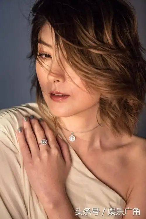 1/7 陈慧琳拍摄广告,和大牌造型师合作打造气质女神