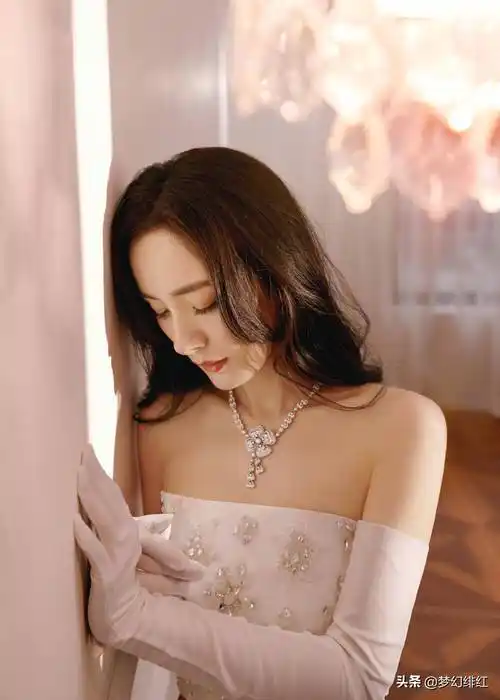 杨幂身穿百花刺绣裙,白色礼服美图写真合集!